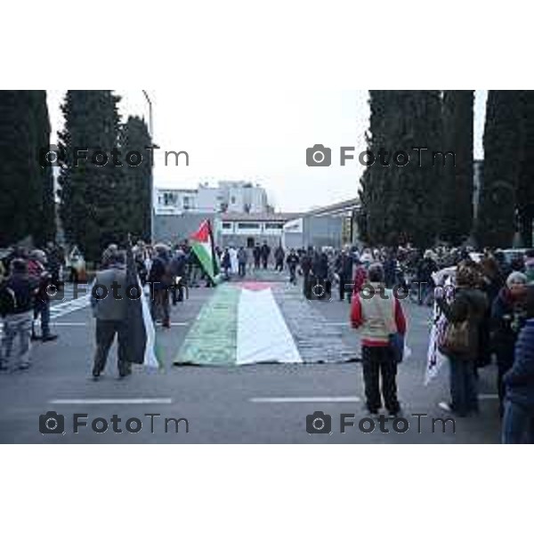 Bergamo protesta e presidio azienda Battagion produzione articoli bellici 5 Marzo 2026 Italia foto Tiziano Manzoni Lapresse