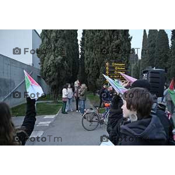 Bergamo protesta e presidio azienda Battagion produzione articoli bellici 5 Marzo 2026 Italia foto Tiziano Manzoni Lapresse