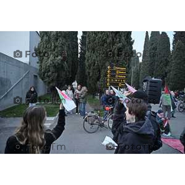 Bergamo protesta e presidio azienda Battagion produzione articoli bellici 5 Marzo 2026 Italia foto Tiziano Manzoni Lapresse