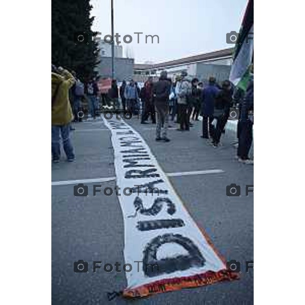 Bergamo protesta e presidio azienda Battagion produzione articoli bellici 5 Marzo 2026 Italia foto Tiziano Manzoni Lapresse