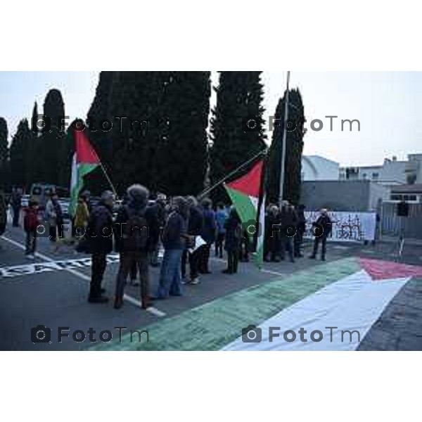 Bergamo protesta e presidio azienda Battagion produzione articoli bellici 5 Marzo 2026 Italia foto Tiziano Manzoni Lapresse