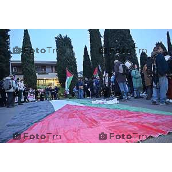 Bergamo protesta e presidio azienda Battagion produzione articoli bellici 5 Marzo 2026 Italia foto Tiziano Manzoni Lapresse