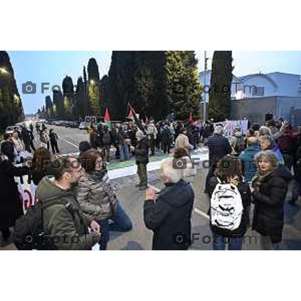 Bergamo protesta e presidio azienda Battagion produzione articoli bellici 5 Marzo 2026 Italia foto Tiziano Manzoni Lapresse
