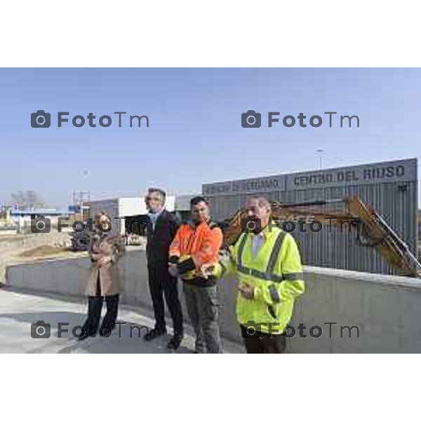 Bergamo sopralluogo, centro di raccolta e del riuso - via Langer l’assessora alla Transizione ecologica, Ambiente e Verde Oriana Ruzzini, il responsabile della Direzione ambiente verde pubblico e mobilità Silvano Armellini e il progettista e direttore dei lavori Antonio Comincini. 7 Marzo 2026 Bergamo Italia foto Tiziano Manzoni Lapresse