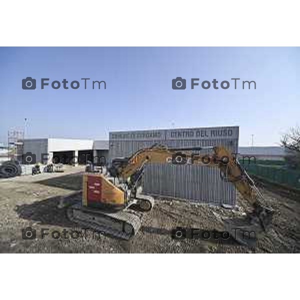 Bergamo sopralluogo, centro di raccolta e del riuso - via Langer l’assessora alla Transizione ecologica, Ambiente e Verde Oriana Ruzzini, il responsabile della Direzione ambiente verde pubblico e mobilità Silvano Armellini e il progettista e direttore dei lavori Antonio Comincini. 7 Marzo 2026 Bergamo Italia foto Tiziano Manzoni Lapresse