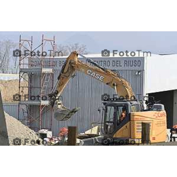 Bergamo sopralluogo, centro di raccolta e del riuso - via Langer l’assessora alla Transizione ecologica, Ambiente e Verde Oriana Ruzzini, il responsabile della Direzione ambiente verde pubblico e mobilità Silvano Armellini e il progettista e direttore dei lavori Antonio Comincini. 7 Marzo 2026 Bergamo Italia foto Tiziano Manzoni Lapresse