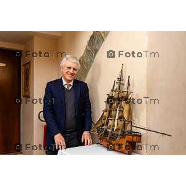 Bergamo, 11 marzo 2026 - Roberto Amadeo, titolare della società "Da Mimmo" insieme ad un ritrovato veliero di fiammiferi ad opera dei detenuti del vecchio carcere di Sant\'Agata a Bergamo.