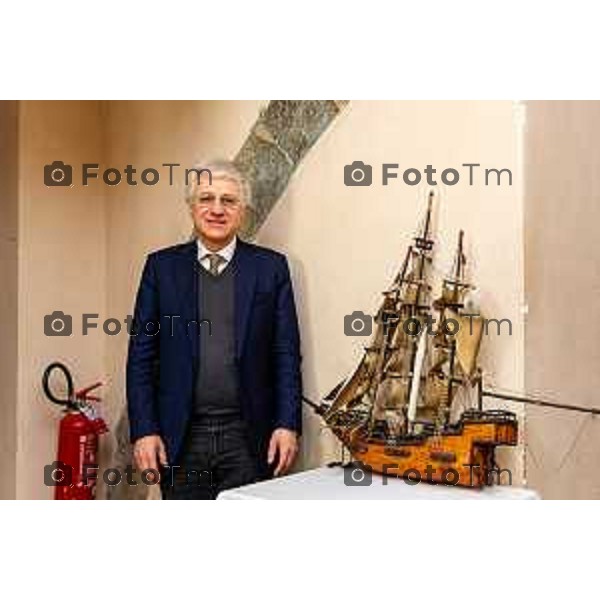 Bergamo, 11 marzo 2026 - Roberto Amadeo, titolare della società "Da Mimmo" insieme ad un ritrovato veliero di fiammiferi ad opera dei detenuti del vecchio carcere di Sant\'Agata a Bergamo.