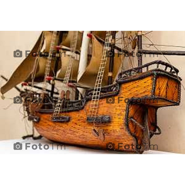 Bergamo, 11 marzo 2026 - Roberto Amadeo, titolare della società "Da Mimmo" insieme ad un ritrovato veliero di fiammiferi ad opera dei detenuti del vecchio carcere di Sant\'Agata a Bergamo.