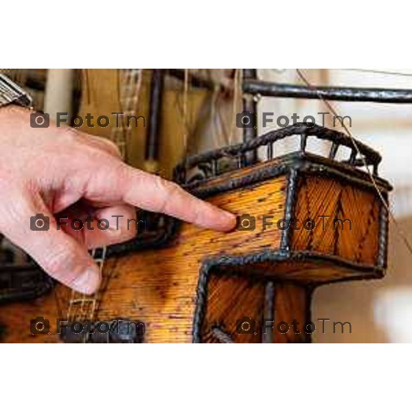 Bergamo, 11 marzo 2026 - Roberto Amadeo, titolare della società "Da Mimmo" insieme ad un ritrovato veliero di fiammiferi ad opera dei detenuti del vecchio carcere di Sant\'Agata a Bergamo.