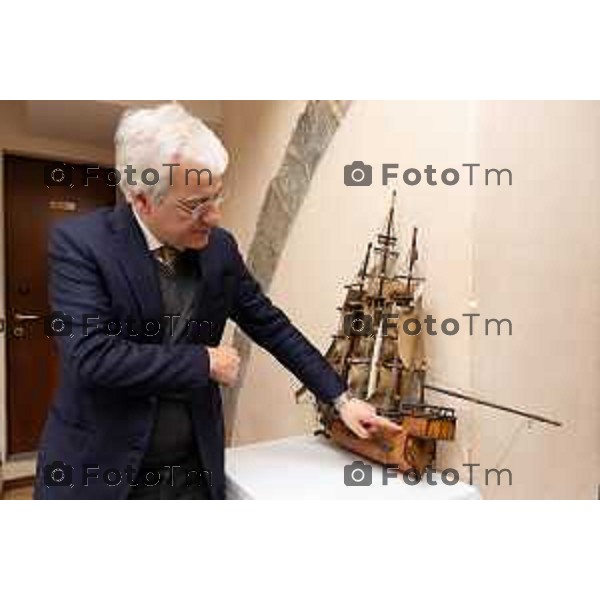 Bergamo, 11 marzo 2026 - Roberto Amadeo, titolare della società "Da Mimmo" insieme ad un ritrovato veliero di fiammiferi ad opera dei detenuti del vecchio carcere di Sant\'Agata a Bergamo.