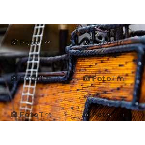 Bergamo, 11 marzo 2026 - Roberto Amadeo, titolare della società "Da Mimmo" insieme ad un ritrovato veliero di fiammiferi ad opera dei detenuti del vecchio carcere di Sant\'Agata a Bergamo.