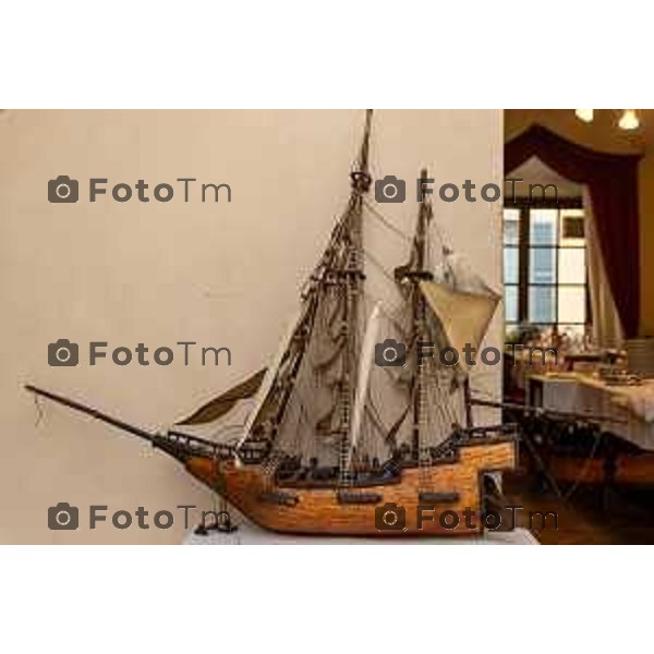 Bergamo, 11 marzo 2026 - Roberto Amadeo, titolare della società "Da Mimmo" insieme ad un ritrovato veliero di fiammiferi ad opera dei detenuti del vecchio carcere di Sant\'Agata a Bergamo.