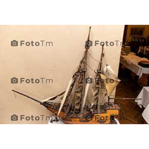 Bergamo, 11 marzo 2026 - Roberto Amadeo, titolare della società "Da Mimmo" insieme ad un ritrovato veliero di fiammiferi ad opera dei detenuti del vecchio carcere di Sant\'Agata a Bergamo.