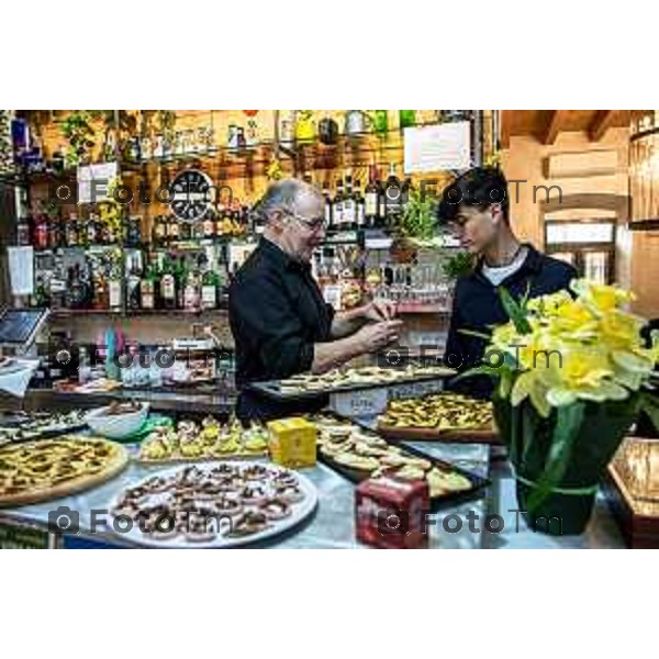 Bergamo, 13 marzo 2026 - Incontro Aperitivo "entomologico" @StartUp Cafè con stuzzichini a base di insetti: camole, grilli e cavallette insieme a Dott. Marco Valle (direttore del Museo Civico di Scienze Naturali di Bergamo) , prof. Claudio Vegini (già docente di scienze) e Simone Paganoni