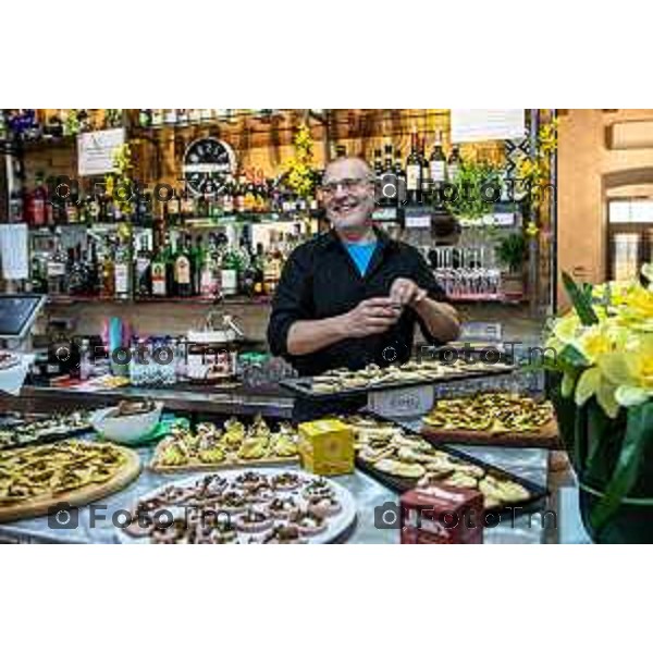 Bergamo, 13 marzo 2026 - Incontro Aperitivo "entomologico" @StartUp Cafè con stuzzichini a base di insetti: camole, grilli e cavallette insieme a Dott. Marco Valle (direttore del Museo Civico di Scienze Naturali di Bergamo) , prof. Claudio Vegini (già docente di scienze) e Simone Paganoni