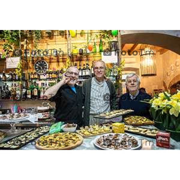 Bergamo, 13 marzo 2026 - Incontro Aperitivo "entomologico" @StartUp Cafè con stuzzichini a base di insetti: camole, grilli e cavallette insieme a Dott. Marco Valle (direttore del Museo Civico di Scienze Naturali di Bergamo) , prof. Claudio Vegini (già docente di scienze) e Simone Paganoni