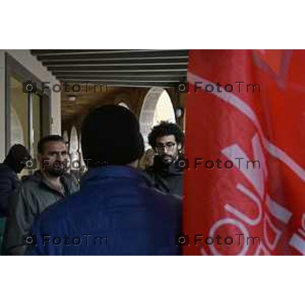 rider di Glovo e Deliveroo scendono in piazza a Bergamo per dire basta alla precarietà e rivendicare un lavoro dignitoso. 4 Marzo 2026 Bergamo Italia foto Tiziano Manzoni Lapresse