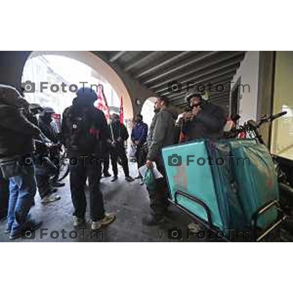 rider di Glovo e Deliveroo scendono in piazza a Bergamo per dire basta alla precarietà e rivendicare un lavoro dignitoso. 4 Marzo 2026 Bergamo Italia foto Tiziano Manzoni Lapresse