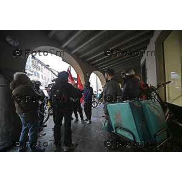 rider di Glovo e Deliveroo scendono in piazza a Bergamo per dire basta alla precarietà e rivendicare un lavoro dignitoso. 4 Marzo 2026 Bergamo Italia foto Tiziano Manzoni Lapresse