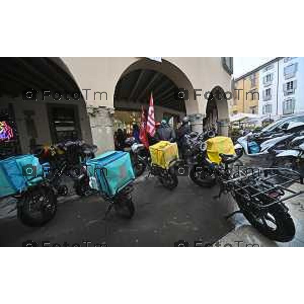 rider di Glovo e Deliveroo scendono in piazza a Bergamo per dire basta alla precarietà e rivendicare un lavoro dignitoso. 4 Marzo 2026 Bergamo Italia foto Tiziano Manzoni Lapresse