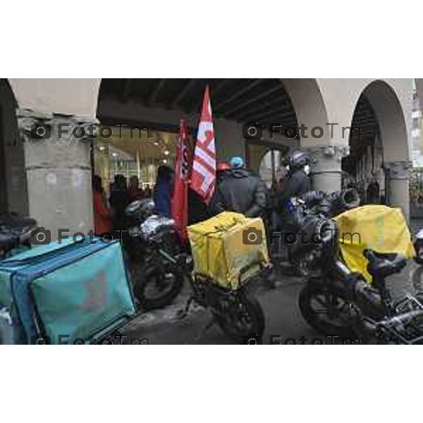 rider di Glovo e Deliveroo scendono in piazza a Bergamo per dire basta alla precarietà e rivendicare un lavoro dignitoso. 4 Marzo 2026 Bergamo Italia foto Tiziano Manzoni Lapresse