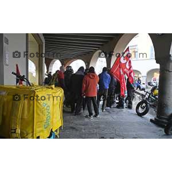 rider di Glovo e Deliveroo scendono in piazza a Bergamo per dire basta alla precarietà e rivendicare un lavoro dignitoso. 4 Marzo 2026 Bergamo Italia foto Tiziano Manzoni Lapresse