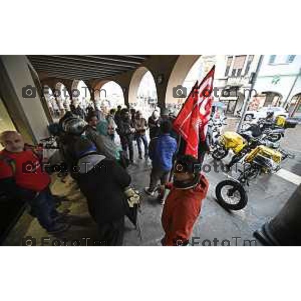 rider di Glovo e Deliveroo scendono in piazza a Bergamo per dire basta alla precarietà e rivendicare un lavoro dignitoso. 4 Marzo 2026 Bergamo Italia foto Tiziano Manzoni Lapresse