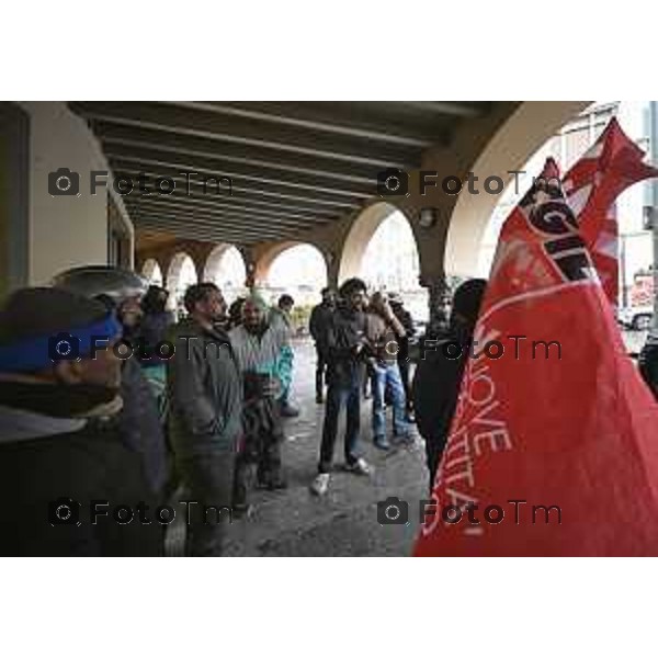 rider di Glovo e Deliveroo scendono in piazza a Bergamo per dire basta alla precarietà e rivendicare un lavoro dignitoso. 4 Marzo 2026 Bergamo Italia foto Tiziano Manzoni Lapresse