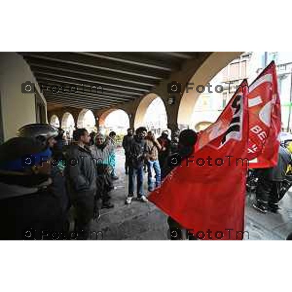 rider di Glovo e Deliveroo scendono in piazza a Bergamo per dire basta alla precarietà e rivendicare un lavoro dignitoso. 4 Marzo 2026 Bergamo Italia foto Tiziano Manzoni Lapresse
