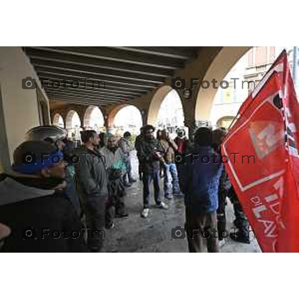 rider di Glovo e Deliveroo scendono in piazza a Bergamo per dire basta alla precarietà e rivendicare un lavoro dignitoso. 4 Marzo 2026 Bergamo Italia foto Tiziano Manzoni Lapresse