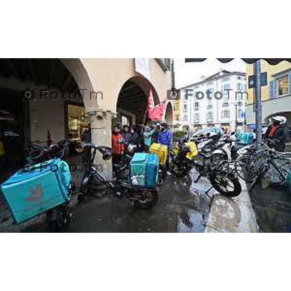 rider di Glovo e Deliveroo scendono in piazza a Bergamo per dire basta alla precarietà e rivendicare un lavoro dignitoso. 4 Marzo 2026 Bergamo Italia foto Tiziano Manzoni Lapresse