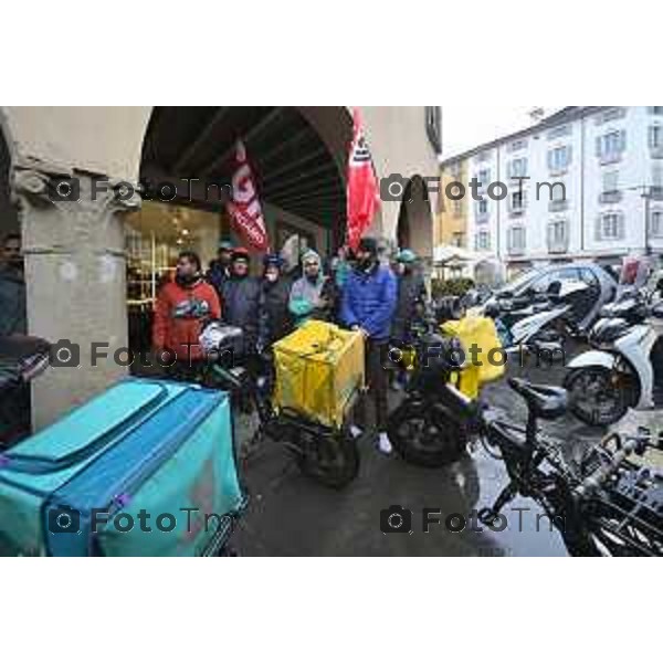 rider di Glovo e Deliveroo scendono in piazza a Bergamo per dire basta alla precarietà e rivendicare un lavoro dignitoso. 4 Marzo 2026 Bergamo Italia foto Tiziano Manzoni Lapresse