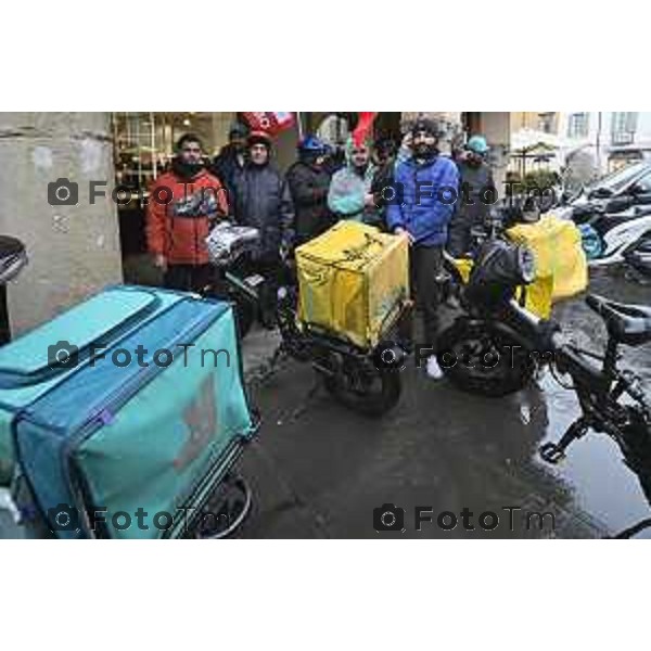 rider di Glovo e Deliveroo scendono in piazza a Bergamo per dire basta alla precarietà e rivendicare un lavoro dignitoso. 4 Marzo 2026 Bergamo Italia foto Tiziano Manzoni Lapresse