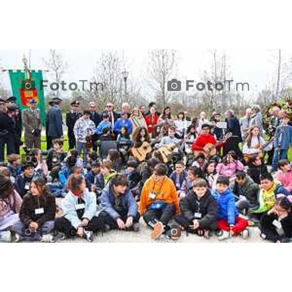 Bosco della Memoria – Parco Martin Lutero alla Trucca Interventi musicali, a cura di oltre 100 studenti della Scuola Primaria e Secondaria di Primo Grado I.C. Muzio di Bergamo Deposizione di una corona di fiori 18 Marzo 2026 Bergamo Italia foto Tiziano Manzoni Lapresse