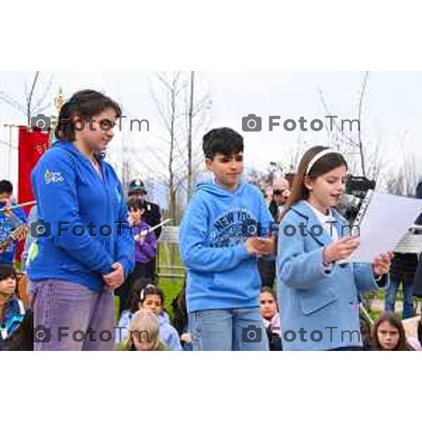 Bosco della Memoria – Parco Martin Lutero alla Trucca Interventi musicali, a cura di oltre 100 studenti della Scuola Primaria e Secondaria di Primo Grado I.C. Muzio di Bergamo Deposizione di una corona di fiori 18 Marzo 2026 Bergamo Italia foto Tiziano Manzoni Lapresse