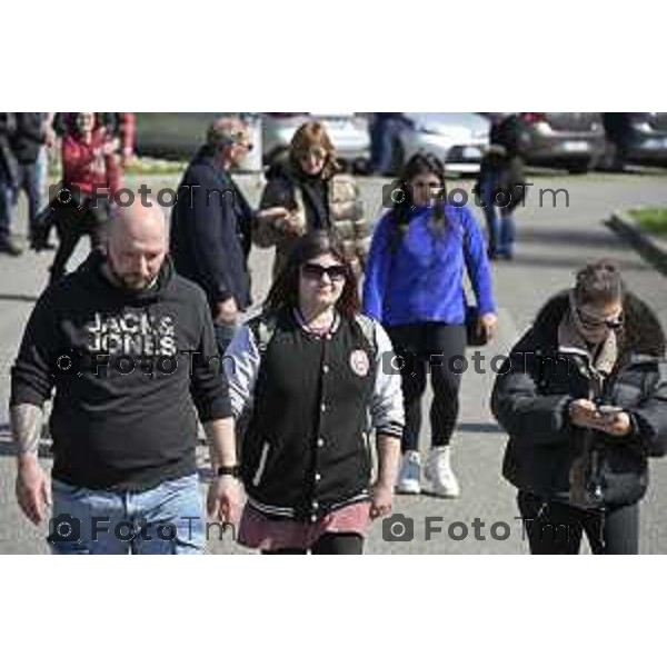 Bergamo. L’autopsia sul corpo di Valentina Sarto camera mortuaria dell’ospedale di Bergamo Lia Ventura mamma di Valentina (felpa viola) con l’attuale marito Antonio (giubbetto nero con cappuccio grigio) , il papà di Valentina Vincenzo,( giaccone doppio petto ) e uno dei due fratelli (felpa nera scritta Jones) 20 Marzo 2026 Bergamo Italia foto Tiziano Manzoni Lapresse