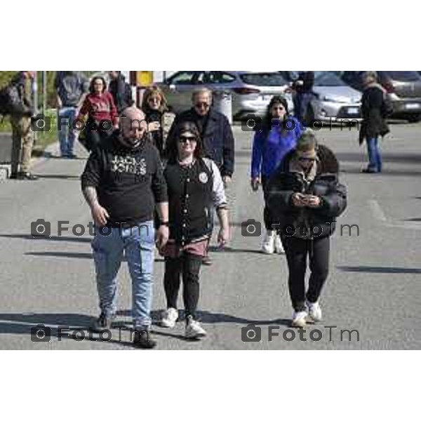 Bergamo. L’autopsia sul corpo di Valentina Sarto camera mortuaria dell’ospedale di Bergamo Lia Ventura mamma di Valentina (felpa viola) con l’attuale marito Antonio (giubbetto nero con cappuccio grigio) , il papà di Valentina Vincenzo,( giaccone doppio petto ) e uno dei due fratelli (felpa nera scritta Jones) 20 Marzo 2026 Bergamo Italia foto Tiziano Manzoni Lapresse