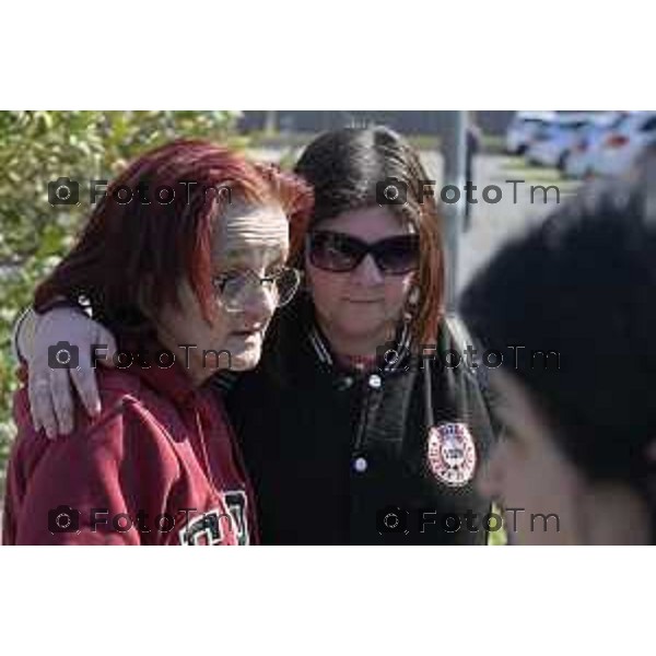 Bergamo. L’autopsia sul corpo di Valentina Sarto camera mortuaria dell’ospedale di Bergamo Lia Ventura mamma di Valentina (felpa viola) con l’attuale marito Antonio (giubbetto nero con cappuccio grigio) , il papà di Valentina Vincenzo,( giaccone doppio petto ) e uno dei due fratelli (felpa nera scritta Jones) 20 Marzo 2026 Bergamo Italia foto Tiziano Manzoni Lapresse