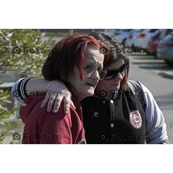 Bergamo. L’autopsia sul corpo di Valentina Sarto camera mortuaria dell’ospedale di Bergamo Lia Ventura mamma di Valentina (felpa viola) con l’attuale marito Antonio (giubbetto nero con cappuccio grigio) , il papà di Valentina Vincenzo,( giaccone doppio petto ) e uno dei due fratelli (felpa nera scritta Jones) 20 Marzo 2026 Bergamo Italia foto Tiziano Manzoni Lapresse