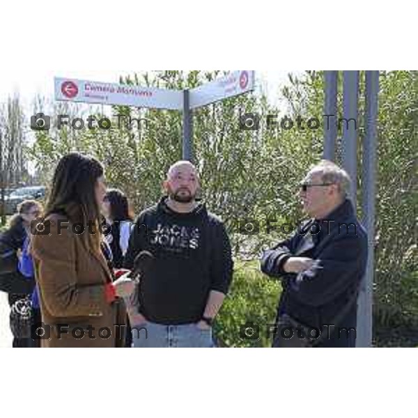 Bergamo. L’autopsia sul corpo di Valentina Sarto camera mortuaria dell’ospedale di Bergamo Lia Ventura mamma di Valentina (felpa viola) con l’attuale marito Antonio (giubbetto nero con cappuccio grigio) , il papà di Valentina Vincenzo,( giaccone doppio petto ) e uno dei due fratelli (felpa nera scritta Jones) 20 Marzo 2026 Bergamo Italia foto Tiziano Manzoni Lapresse