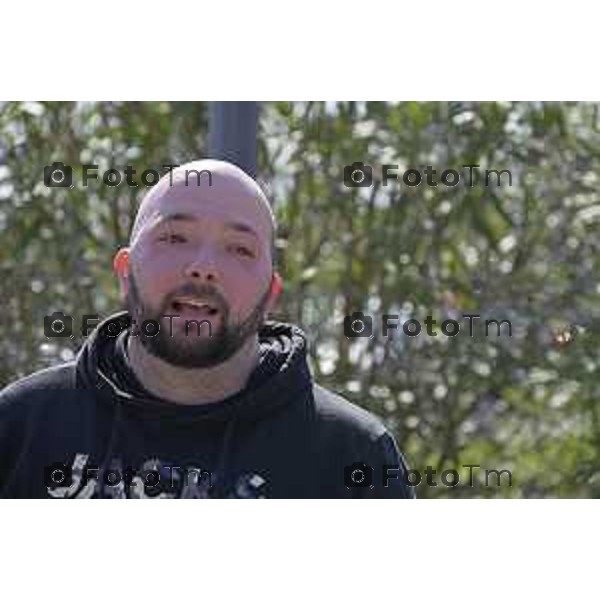 Bergamo. L’autopsia sul corpo di Valentina Sarto camera mortuaria dell’ospedale di Bergamo Lia Ventura mamma di Valentina (felpa viola) con l’attuale marito Antonio (giubbetto nero con cappuccio grigio) , il papà di Valentina Vincenzo,( giaccone doppio petto ) e uno dei due fratelli (felpa nera scritta Jones) 20 Marzo 2026 Bergamo Italia foto Tiziano Manzoni Lapresse