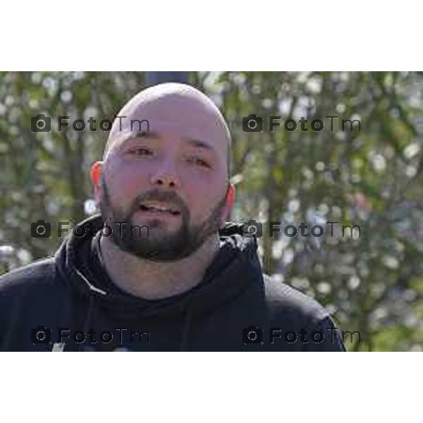 Bergamo. L’autopsia sul corpo di Valentina Sarto camera mortuaria dell’ospedale di Bergamo Lia Ventura mamma di Valentina (felpa viola) con l’attuale marito Antonio (giubbetto nero con cappuccio grigio) , il papà di Valentina Vincenzo,( giaccone doppio petto ) e uno dei due fratelli (felpa nera scritta Jones) 20 Marzo 2026 Bergamo Italia foto Tiziano Manzoni Lapresse