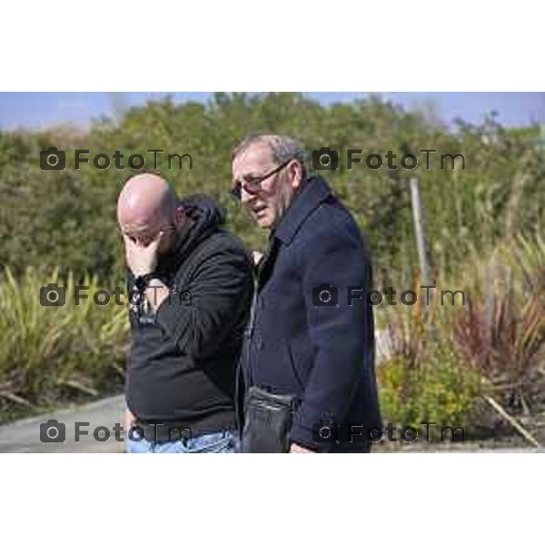 Bergamo. L’autopsia sul corpo di Valentina Sarto camera mortuaria dell’ospedale di Bergamo Lia Ventura mamma di Valentina (felpa viola) con l’attuale marito Antonio (giubbetto nero con cappuccio grigio) , il papà di Valentina Vincenzo,( giaccone doppio petto ) e uno dei due fratelli (felpa nera scritta Jones) 20 Marzo 2026 Bergamo Italia foto Tiziano Manzoni Lapresse