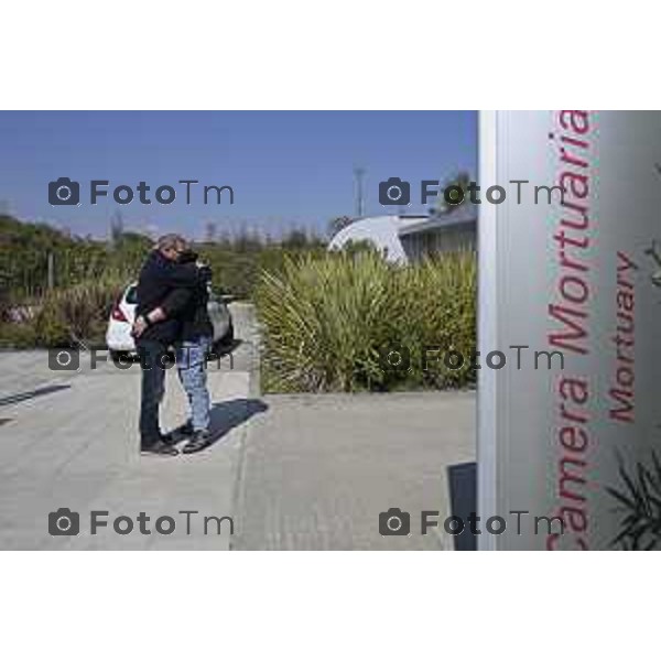 Bergamo. L’autopsia sul corpo di Valentina Sarto camera mortuaria dell’ospedale di Bergamo Lia Ventura mamma di Valentina (felpa viola) con l’attuale marito Antonio (giubbetto nero con cappuccio grigio) , il papà di Valentina Vincenzo,( giaccone doppio petto ) e uno dei due fratelli (felpa nera scritta Jones) 20 Marzo 2026 Bergamo Italia foto Tiziano Manzoni Lapresse