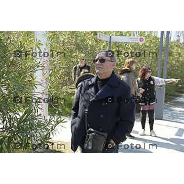 Bergamo. L’autopsia sul corpo di Valentina Sarto camera mortuaria dell’ospedale di Bergamo Lia Ventura mamma di Valentina (felpa viola) con l’attuale marito Antonio (giubbetto nero con cappuccio grigio) , il papà di Valentina Vincenzo,( giaccone doppio petto ) e uno dei due fratelli (felpa nera scritta Jones) 20 Marzo 2026 Bergamo Italia foto Tiziano Manzoni Lapresse