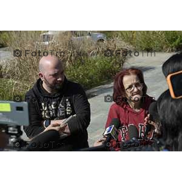 Bergamo. L’autopsia sul corpo di Valentina Sarto camera mortuaria dell’ospedale di Bergamo Lia Ventura mamma di Valentina (felpa viola) con l’attuale marito Antonio (giubbetto nero con cappuccio grigio) , il papà di Valentina Vincenzo,( giaccone doppio petto ) e uno dei due fratelli (felpa nera scritta Jones) 20 Marzo 2026 Bergamo Italia foto Tiziano Manzoni Lapresse