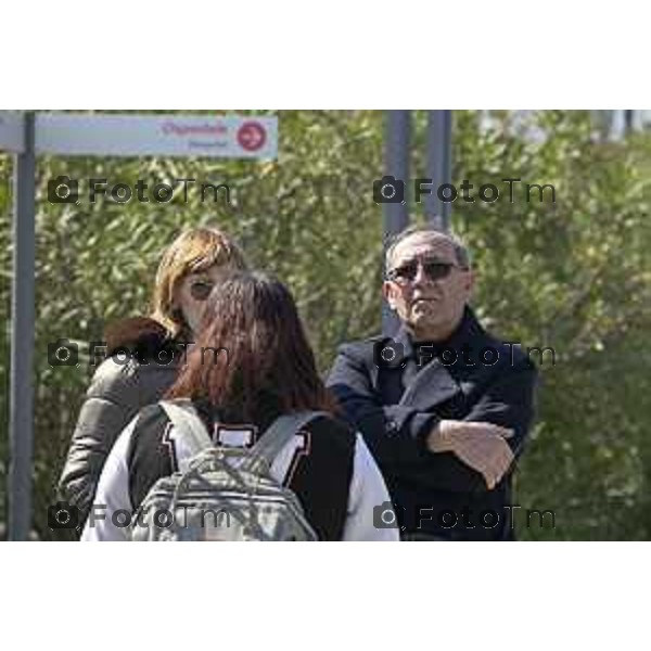 Bergamo. L’autopsia sul corpo di Valentina Sarto camera mortuaria dell’ospedale di Bergamo Lia Ventura mamma di Valentina (felpa viola) con l’attuale marito Antonio (giubbetto nero con cappuccio grigio) , il papà di Valentina Vincenzo,( giaccone doppio petto ) e uno dei due fratelli (felpa nera scritta Jones) 20 Marzo 2026 Bergamo Italia foto Tiziano Manzoni Lapresse