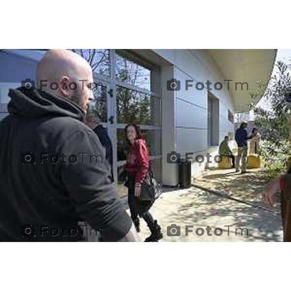 Bergamo. L’autopsia sul corpo di Valentina Sarto camera mortuaria dell’ospedale di Bergamo Lia Ventura mamma di Valentina (felpa viola) con l’attuale marito Antonio (giubbetto nero con cappuccio grigio) , il papà di Valentina Vincenzo,( giaccone doppio petto ) e uno dei due fratelli (felpa nera scritta Jones) 20 Marzo 2026 Bergamo Italia foto Tiziano Manzoni Lapresse