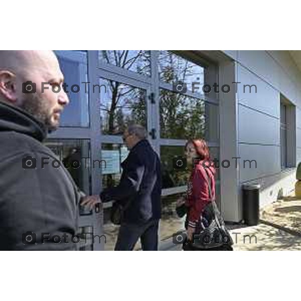 Bergamo. L’autopsia sul corpo di Valentina Sarto camera mortuaria dell’ospedale di Bergamo Lia Ventura mamma di Valentina (felpa viola) con l’attuale marito Antonio (giubbetto nero con cappuccio grigio) , il papà di Valentina Vincenzo,( giaccone doppio petto ) e uno dei due fratelli (felpa nera scritta Jones) 20 Marzo 2026 Bergamo Italia foto Tiziano Manzoni Lapresse